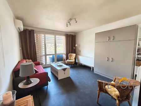 appartement avec balcons / residence securise / stationnement disponible