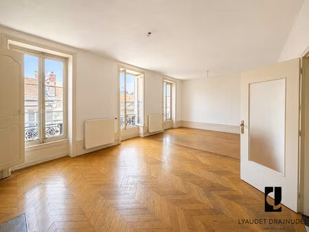 duplex 154 m2 - 4 chambres - stationnements privatif - hyper-centre de roanne