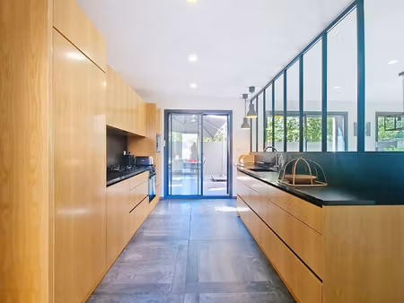 à louer maison en triplex de 184 m2 gières disponible