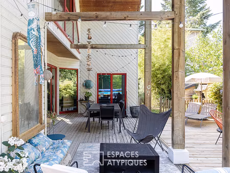 maison contemporaine en bois avec piscine