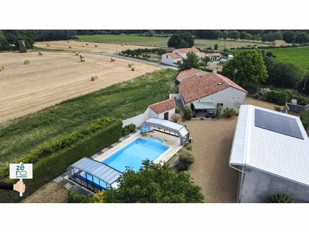 propriété de caractère avec piscine  grand garage et dépenda