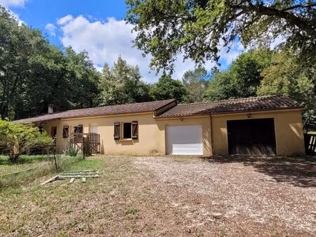 maison familiale avec garage attenant  sur terrain de plus de 4900 m²