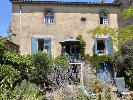 charmante maison de ville située dans le village de l'isle-jourdain