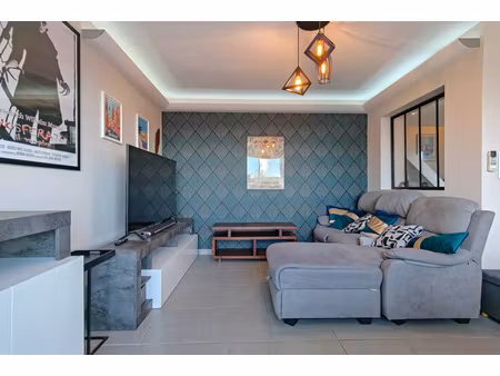 bon-encontre maison rénovée avec 3 chambres  jardin et double garage.