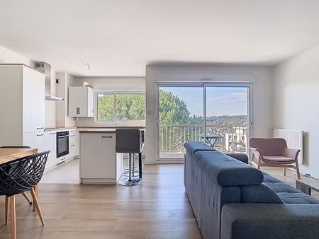 à louer : charmant appartement de 3 pièces - lumineux ! avec garage ! manoir des salles