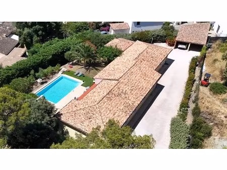 maison 6 pièces de plain pied  piscine  vue dégagée  double car port