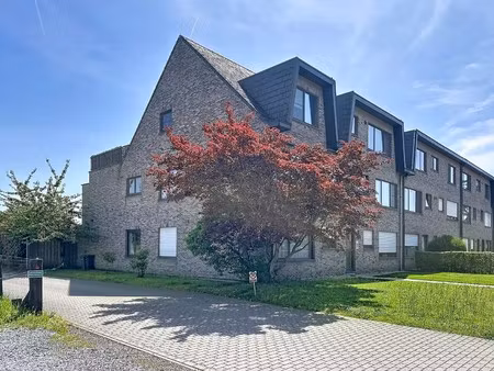 hoekappartement met 2 slaapkamers en terras met groen zicht — aartselaar centrum
