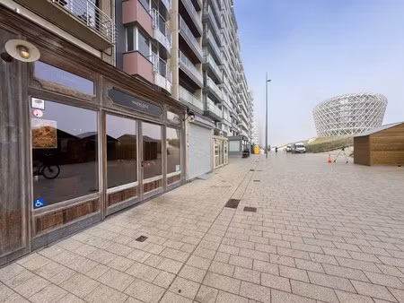 ingerichte horecazaak op de zeedijk van middelkerke met zicht op het casino