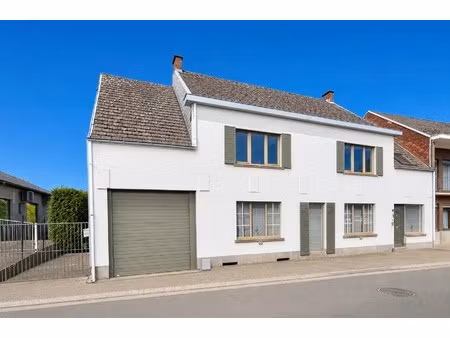 zeer ruime woning met grote tuin en vrij zicht.