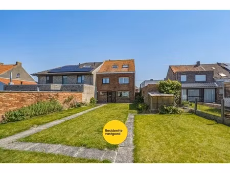ruime halfopen woning met 4 slaapkamers  tuin en garage