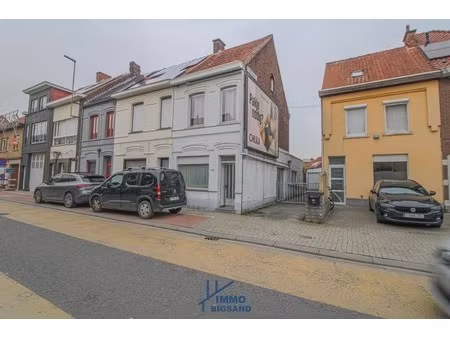 halfopen woning met diepe oprit met garage en tuin
