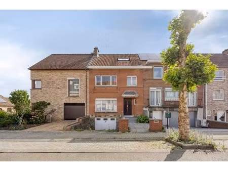 goed gelegen woning met 3 slaapkamers  garage en tuin