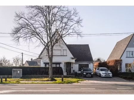 alleenstaande en bijhuis op ongeveer 809 m² te torhout.