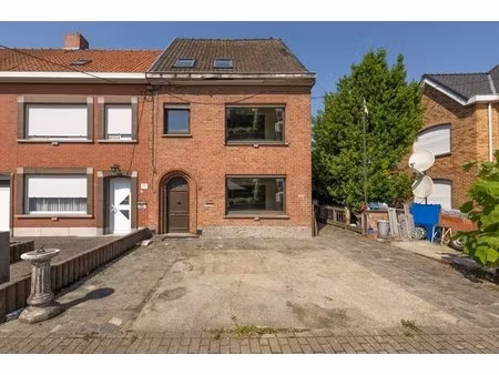 ud83cudfe1 te renoveren halfopen woning met 3 slaapkamers  grote garage met uitweg achtera