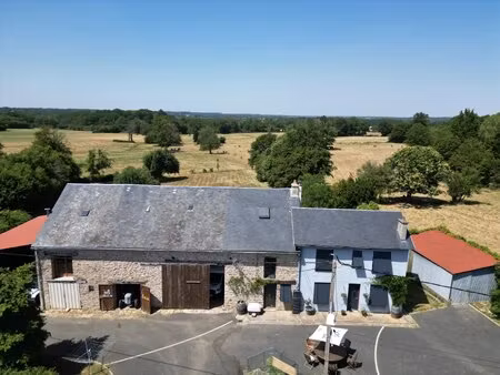 une grande maison originale et fabuleuse  idéalement située à la campagne