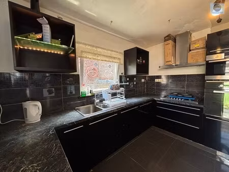 op te frissen woning met 3 slaapkamers en tuin