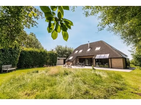 ruime woning gelegen in een groene omgeving