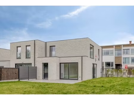 moderne hoekwoning met 3 slaapkamers en tuin in izegem