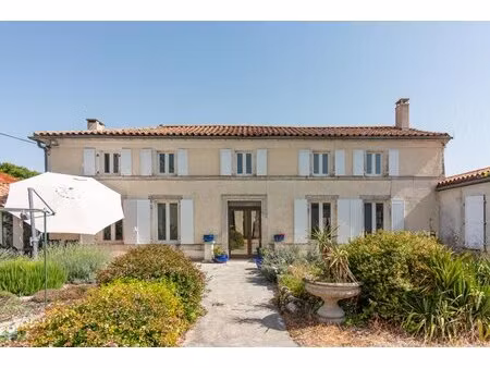 maison en pierre spacieuse avec piscine