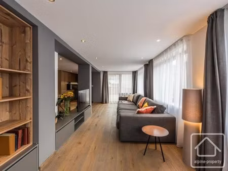 appartement de 3 chambres  chacune avec sa salle de bains  terrasse  entièrement meublé