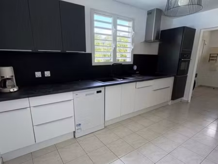 jolie villa individuelle en parfait état de style créole avec piscine dans cadre privilégi
