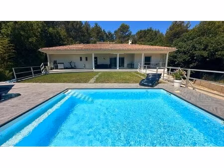 une magnifique villa contemporaine de 140 m2 sh et 371 m2 au sol  3 ch  piscine  vue...