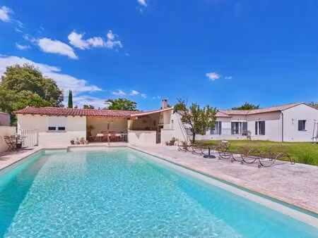 maison au coeur du paradou avec piscine
