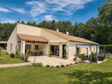 maison familiale aux lignes atypiques  située dans un écrin
