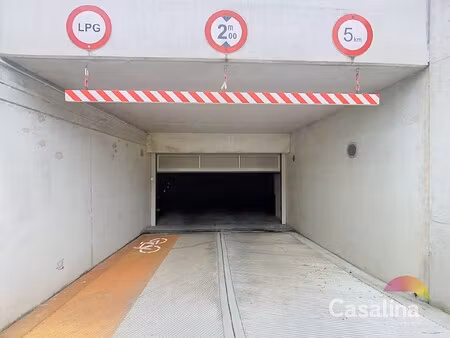 casalina real estate - binnenparkeerplaats voor één wagen.