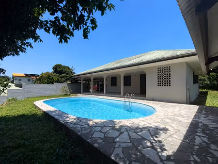 location local professionnel 776m² macouria 97355