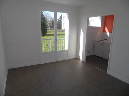 a loue- studio avec parking