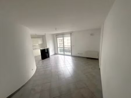 t2 au 5ème étage avec garage et grand balcon !