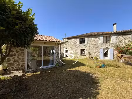 maison de hameau rénovée de 100 m2 avec un jardin fleuri de 600 m2