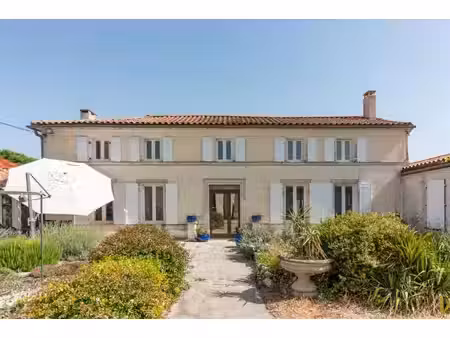 maison en pierre spacieuse avec piscine