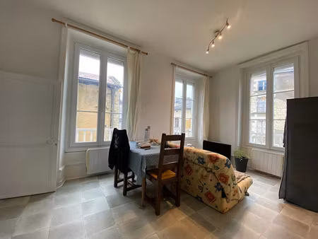 location appartement 1 pièce 29 m² à mirebeau (86110)  290 €