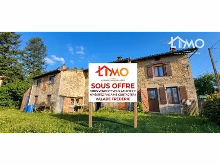ensemble en pierre à rénover d'une surface totale de 222 m² sur une parcelle de terrain de