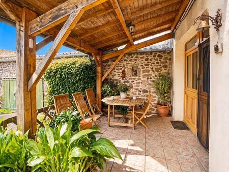 ancien corps de ferme de caractère - propriété familiale avec dépendances - 4 hectares...