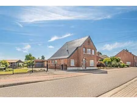 charmante gezinswoning met prachtige tuin op een perceel ...