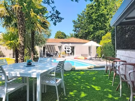 l’équilibre contemporain entre ville et littoral  maison avec parc arboré et piscine.