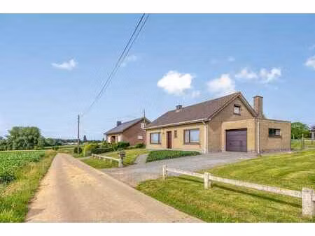 habitation de plain-pied avec vue sur les champs
