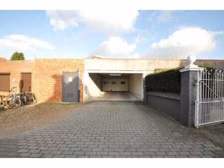 garage facilement accessible près du centre commercial de...
