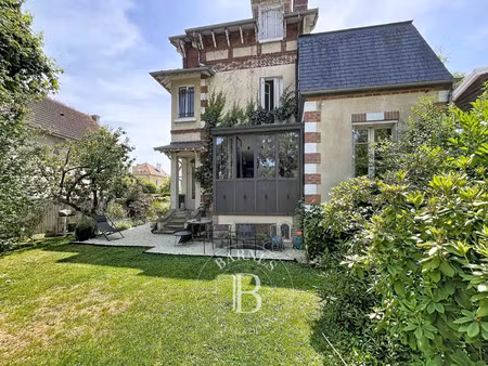 maison de luxe à louer dans le quartier mairie