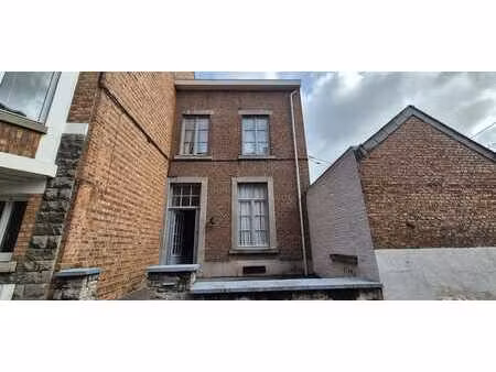 maison à rénover dans une rue calme à proximité de la gare
