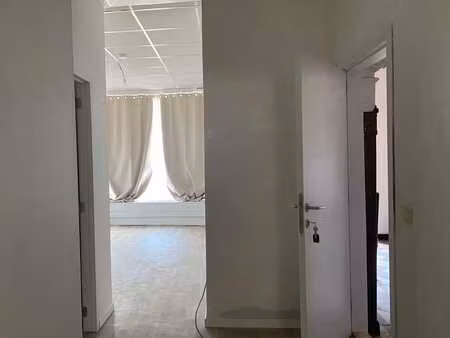 appartement rénové 2 chambres avec cour (94 m2)