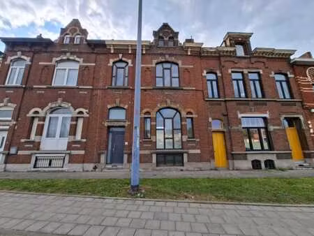 maison bourgeoise à rénover offrant de beaux volumes