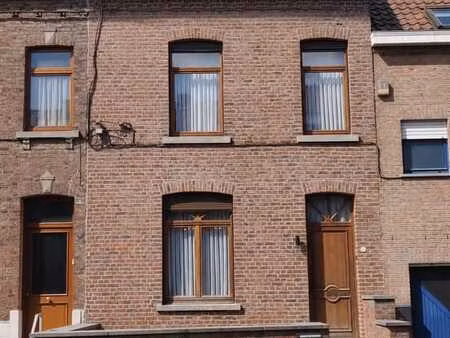 maison familiale  jardin  panneaux solaires  peb c