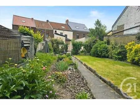 maison avec passage latéral et grenier de 64 m² aménageable