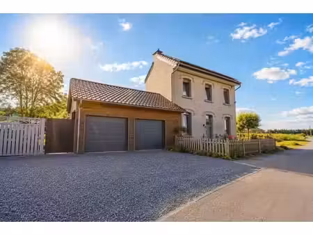 villa 4 façades avec jardin  bois privatif panneaux solaires