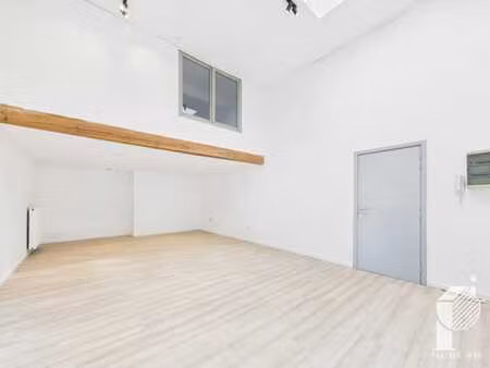 duplex 2 chambres avec entrepôt/garage.