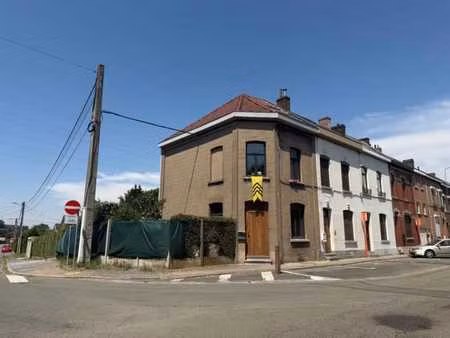 maison unifamiliale 3 façades avec un jardin et un garage